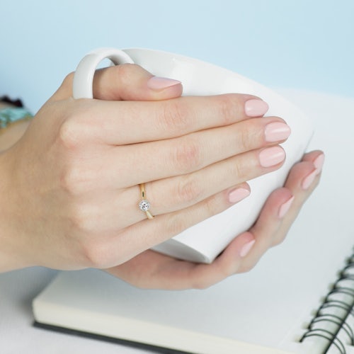 Pierścionek zaręczynowy SAVICKI: dwukolorowe złoto, biały szafir